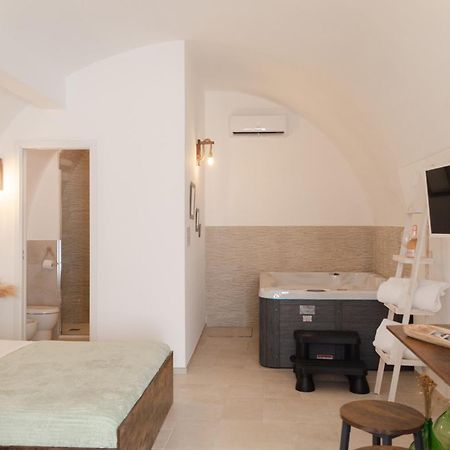 Aca Suite Luxury With Jacuzzi Adelfia Εξωτερικό φωτογραφία