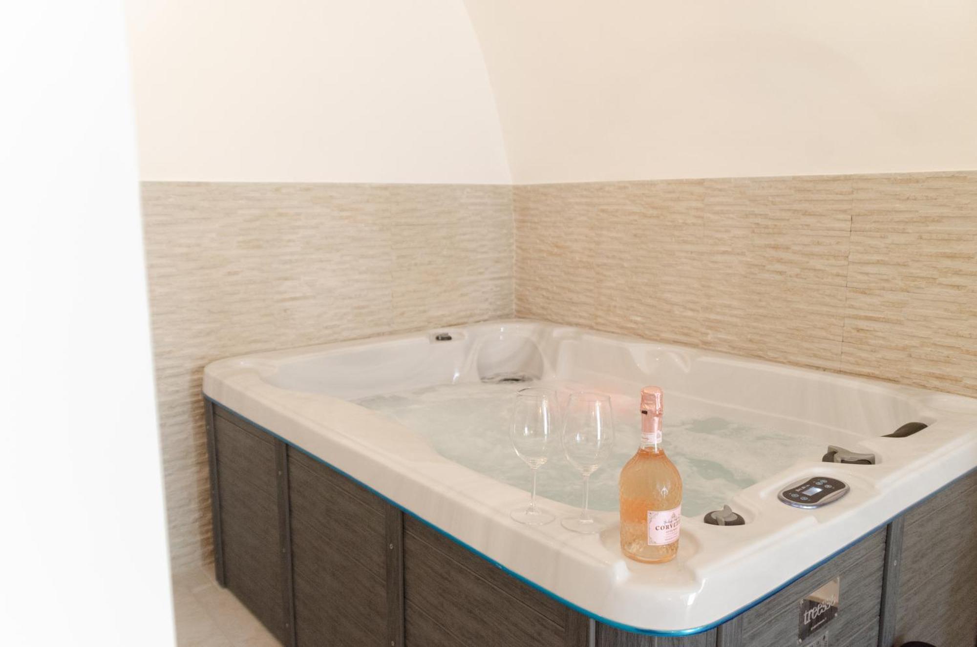 Aca Suite Luxury With Jacuzzi Adelfia Εξωτερικό φωτογραφία