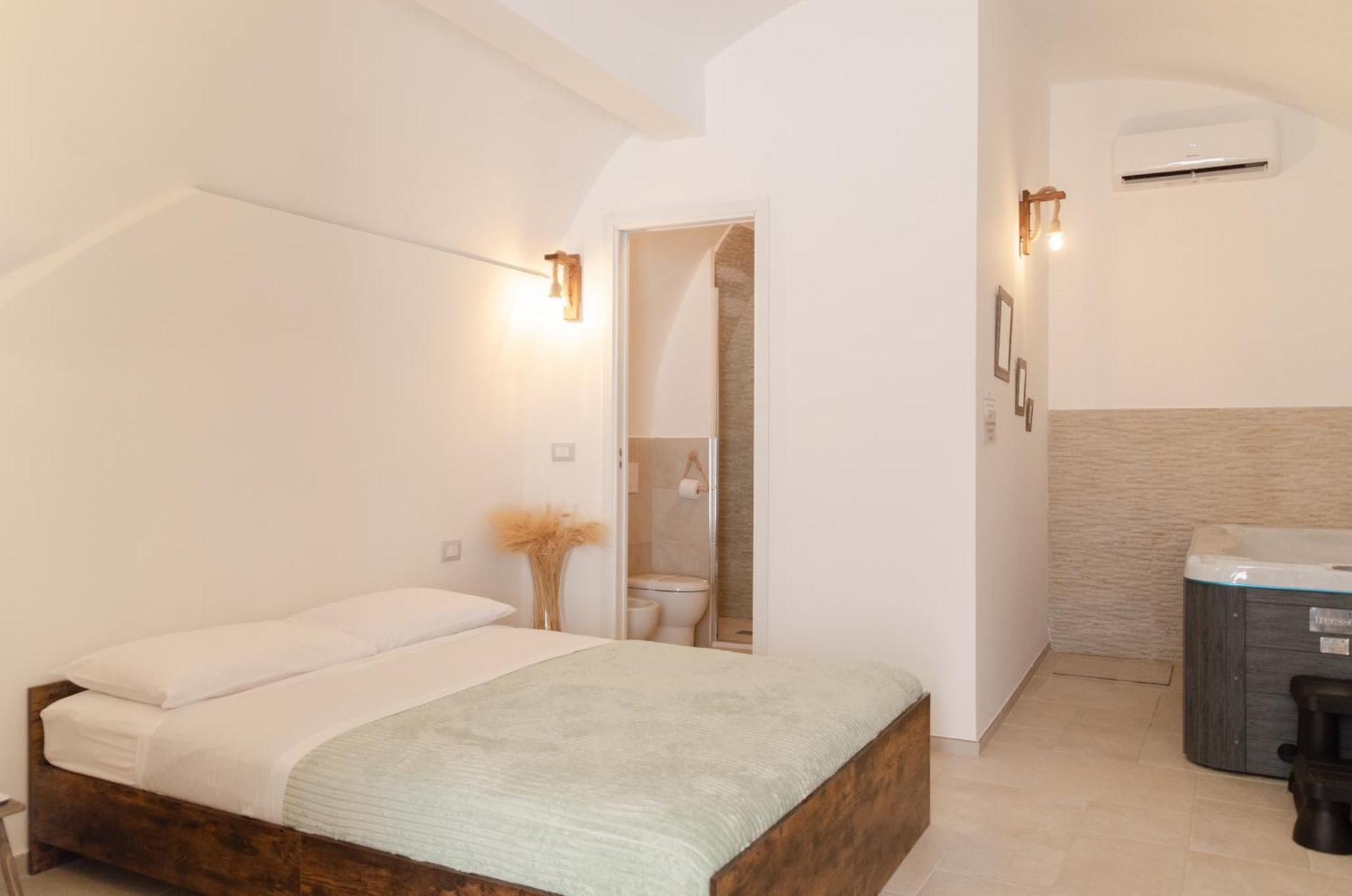 Aca Suite Luxury With Jacuzzi Adelfia Εξωτερικό φωτογραφία