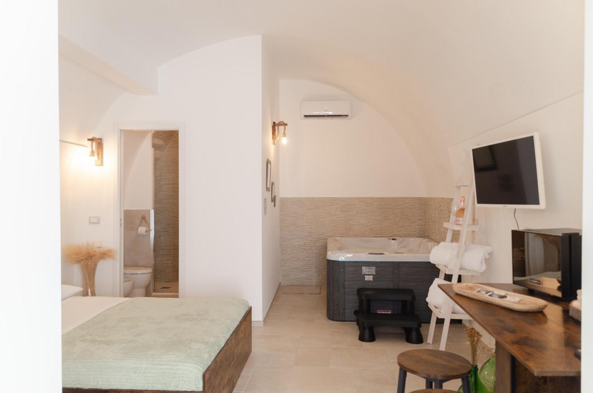 Aca Suite Luxury With Jacuzzi Adelfia Εξωτερικό φωτογραφία