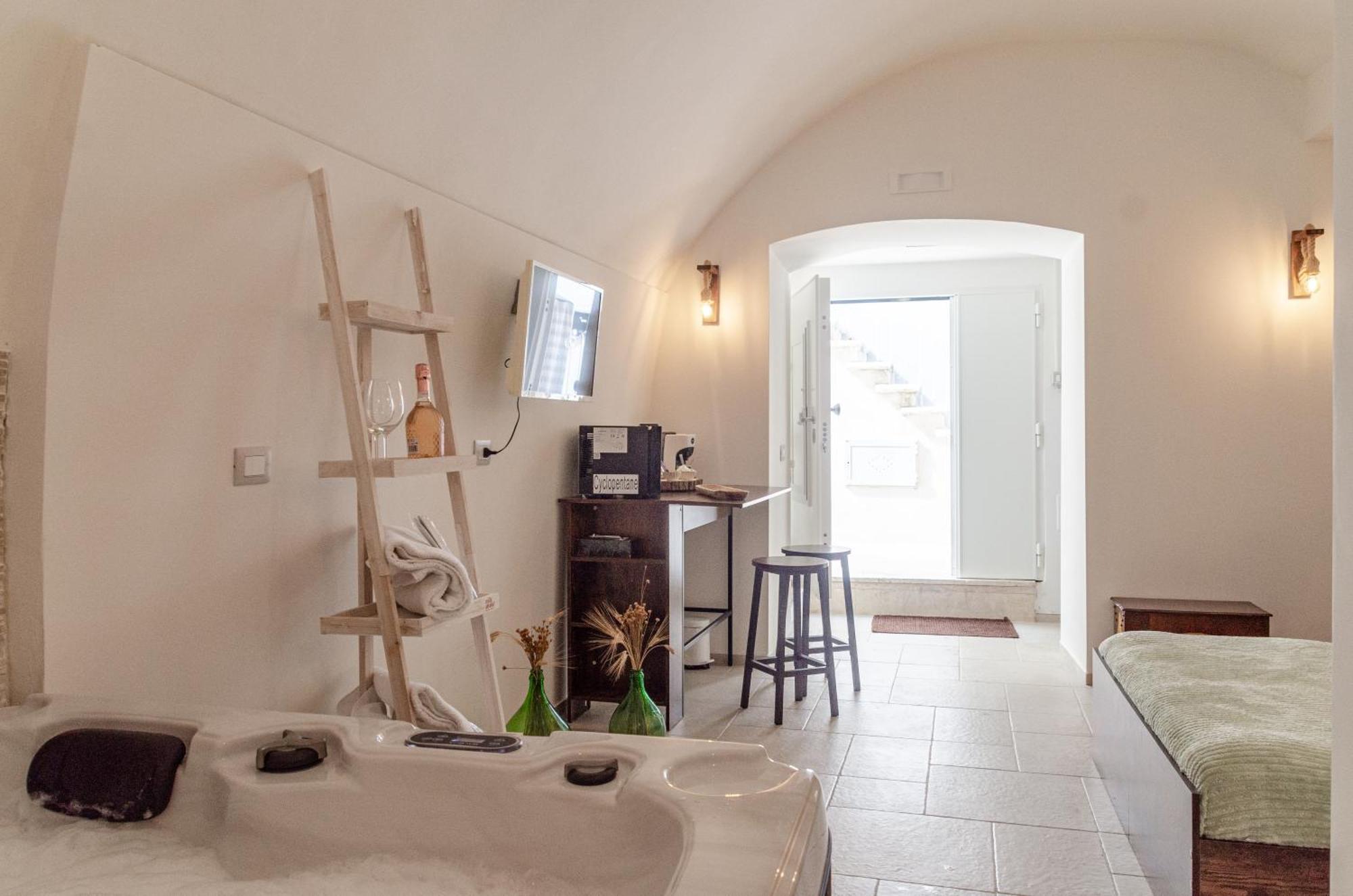 Aca Suite Luxury With Jacuzzi Adelfia Εξωτερικό φωτογραφία